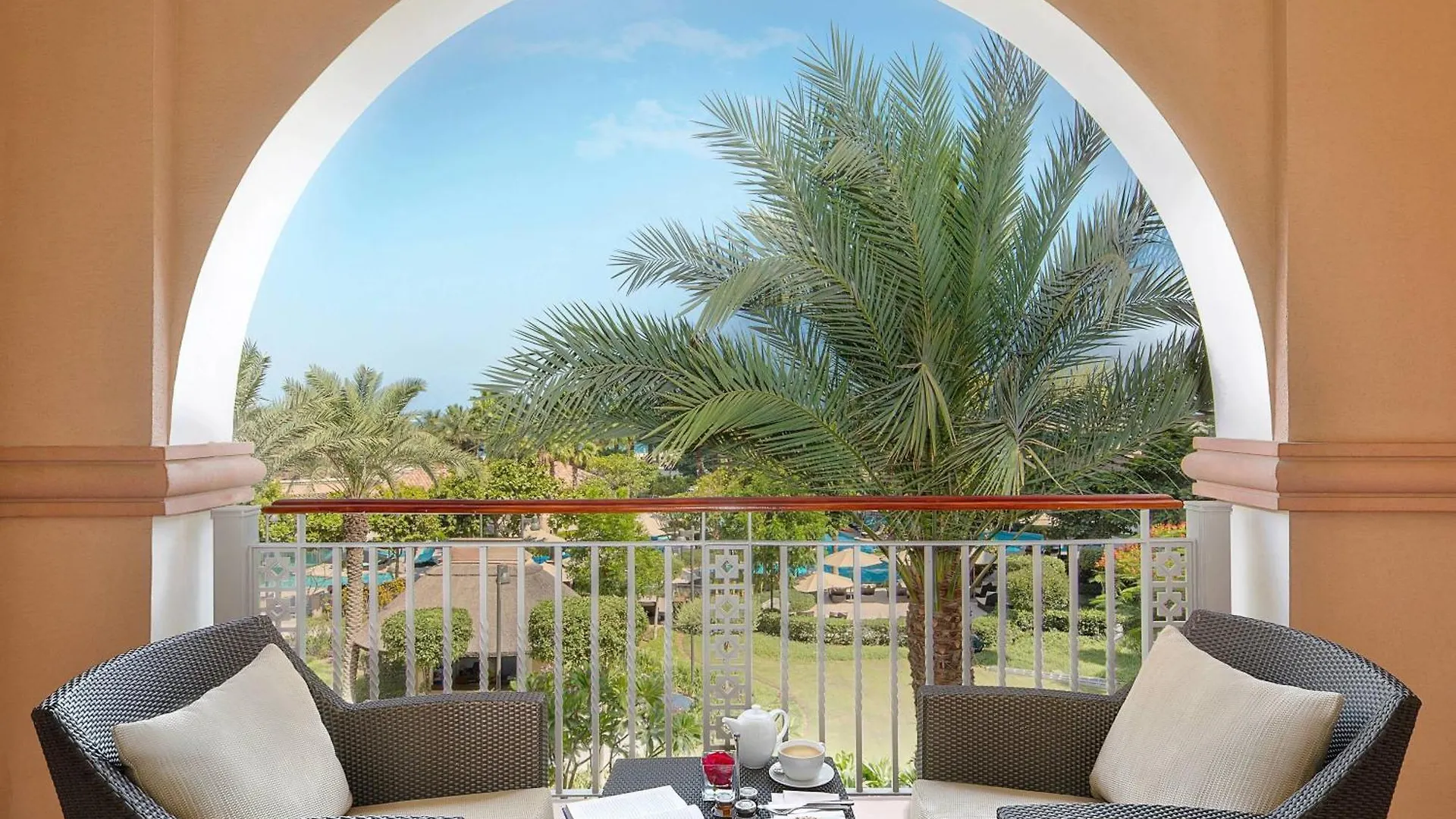 Resort The Ritz-Carlton, Dubai Hotel